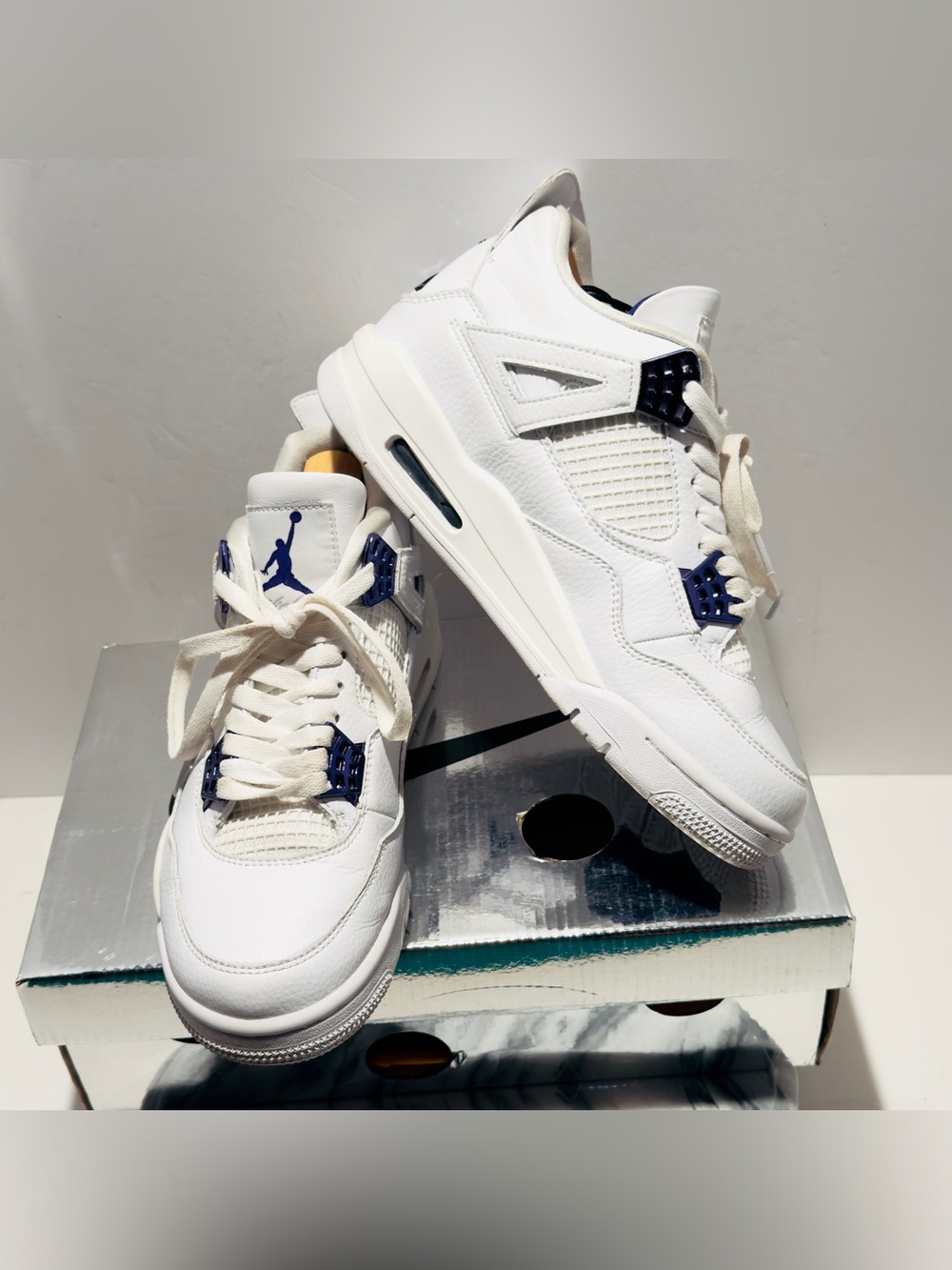 Air Jordan 4 Size 9 White/Metallic Purple